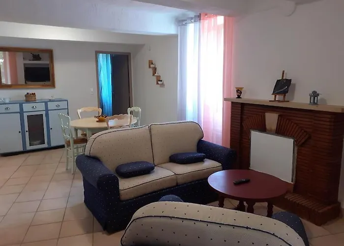 F2 De Caractere Dans Un Hameau Typique Provencal