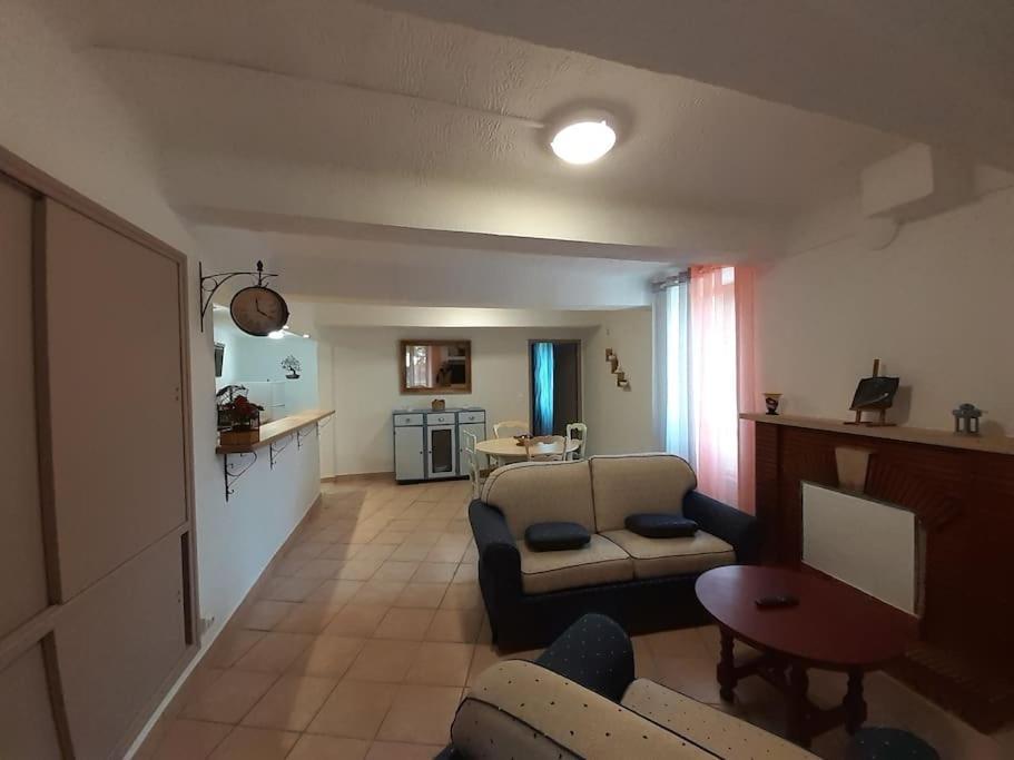 F2 De Caractere Dans Un Hameau Typique Provencal