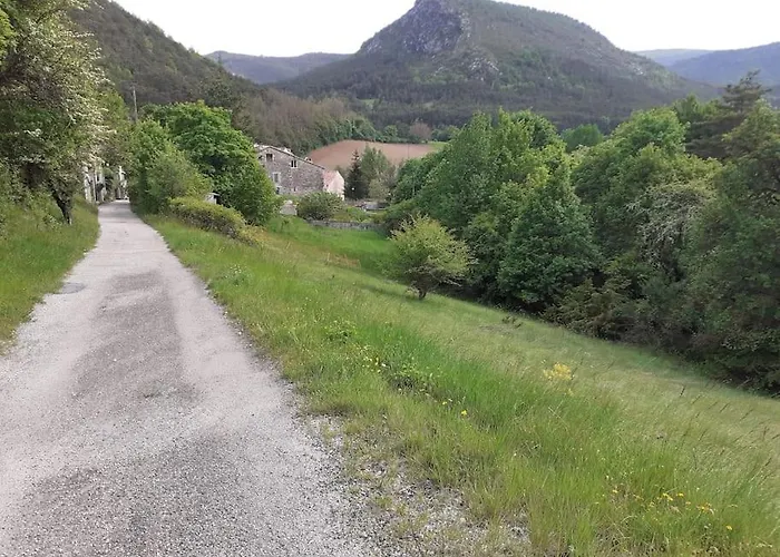 F2 De Caractere Dans Un Hameau Typique Provencal