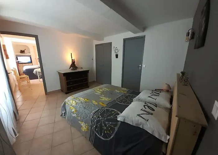 F2 De Caractere Dans Un Hameau Typique Provencal