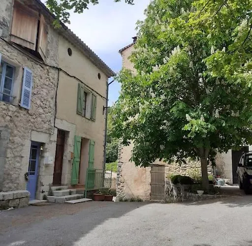 F2 De Caractere Dans Un Hameau Typique Provencal