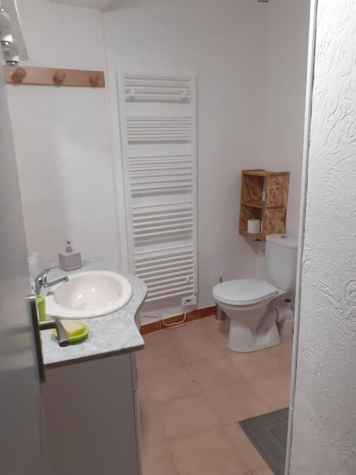 F2 De Caractere Dans Un Hameau Typique Provencal *