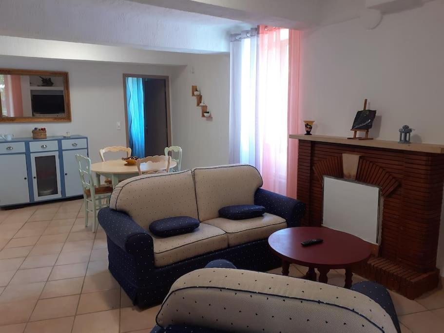 F2 De Caractere Dans Un Hameau Typique Provencal